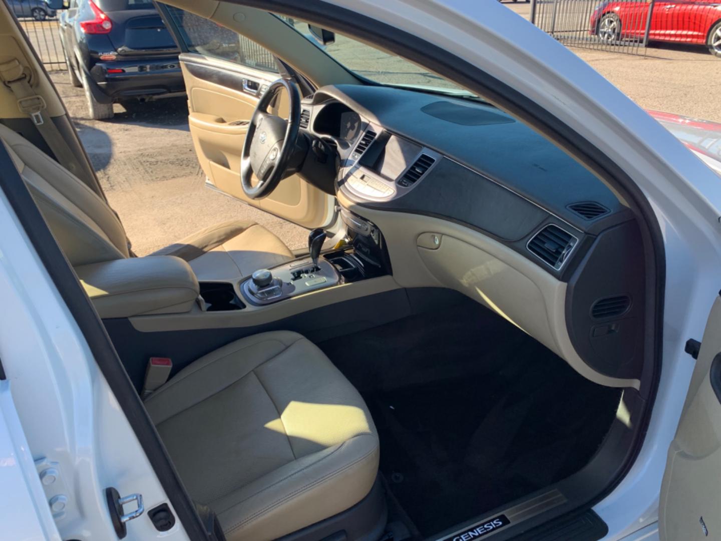 2011 White /Tan Hyundai Genesis 4.6L (KMHGC4DF1BU) with an 4.6L V8 DOHC 32V engine, Automatic transmission, located at 1830 North Belt Line Road, Irving, TX, 75061, (469) 524-0199, 32.834373, -96.993584 - Photo#9